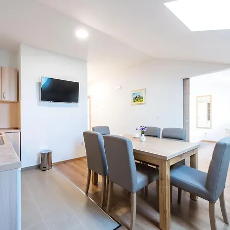 Rilovic - A4 By Interhome Daire *